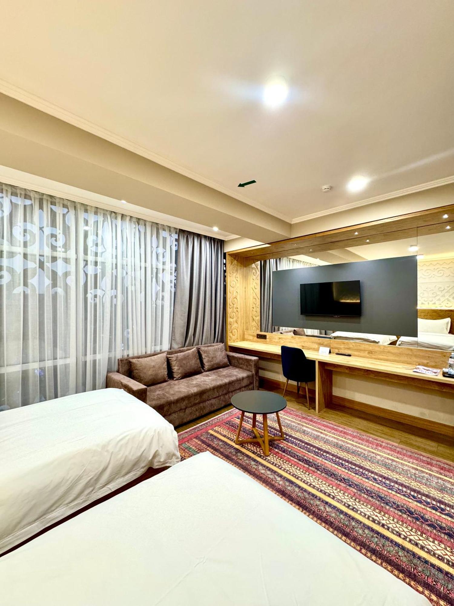 Dami Almaty Hotel Buitenkant foto